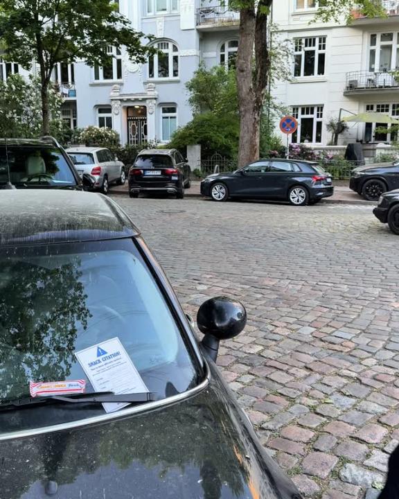 Instagram image with caption: Schock-Moment wird zum Snack-Moment