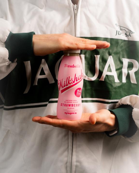 Instagram image with caption: Kurze Sport-Break mit dem Barebells Strawberry Milkshake