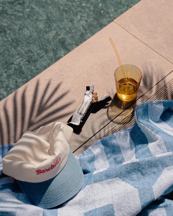 Instagram image with caption: Pool-Side mit einem richtigen Summer-Snack