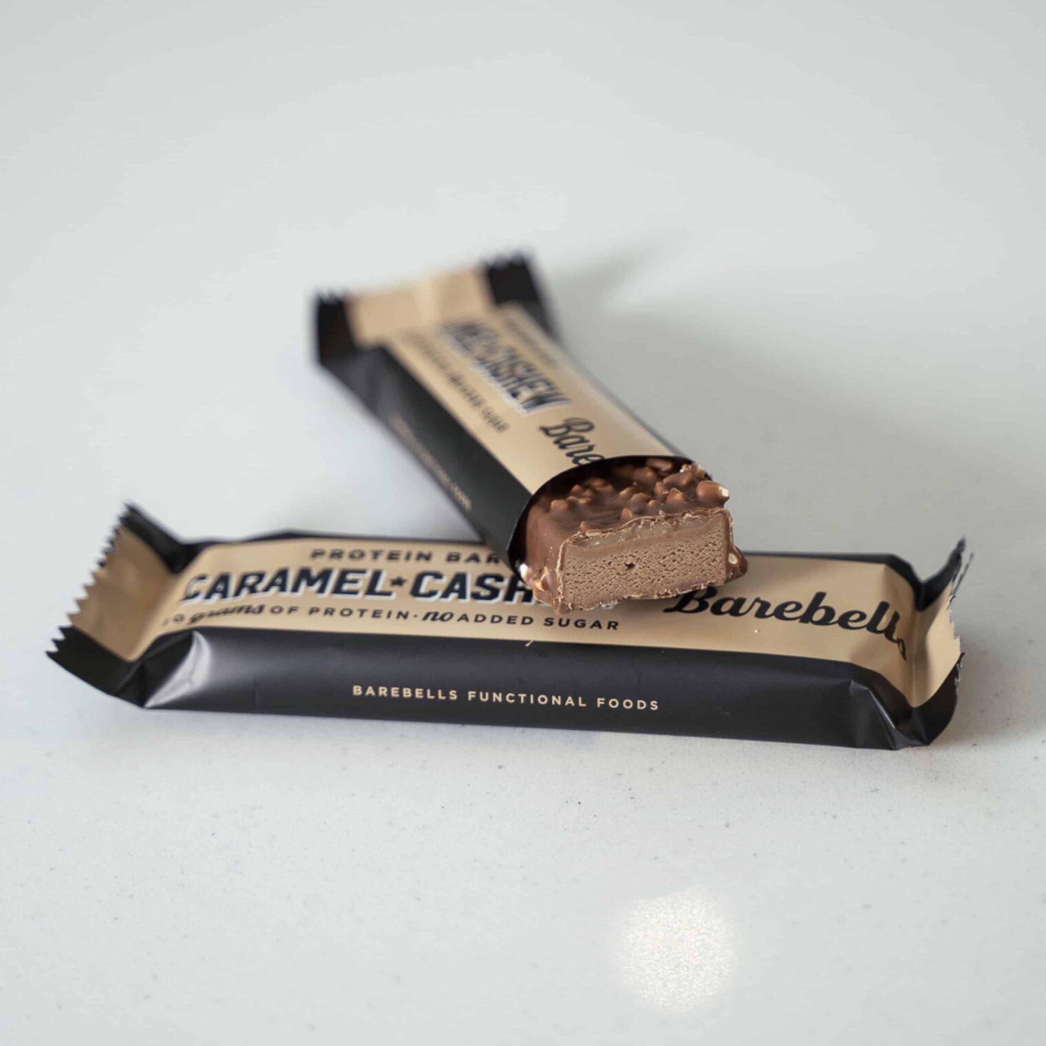 Proteinriegel von Barebells, einer halb geöffnet, mit sichtbarer Füllung.