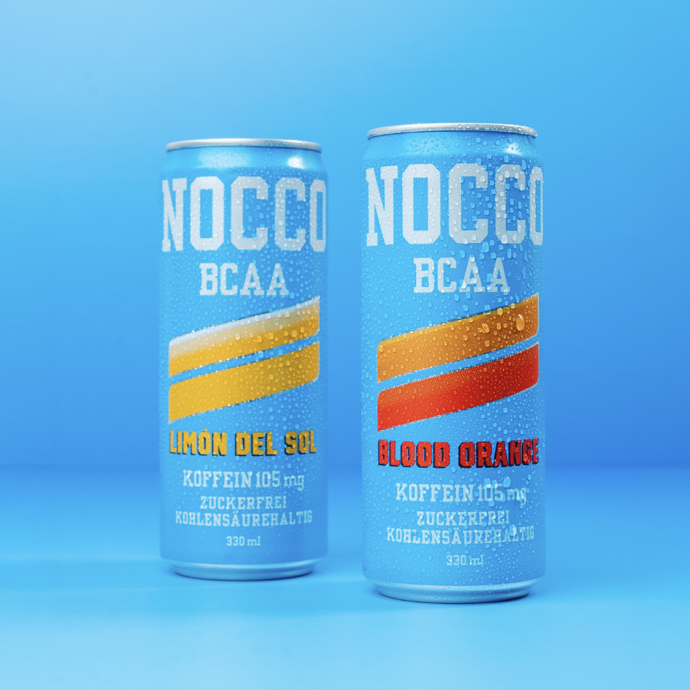 Zwei NOCCO BCAA-Dosen, Geschmacksrichtungen Limon Del Sol und Blood Orange, vor blauem Hintergrund.