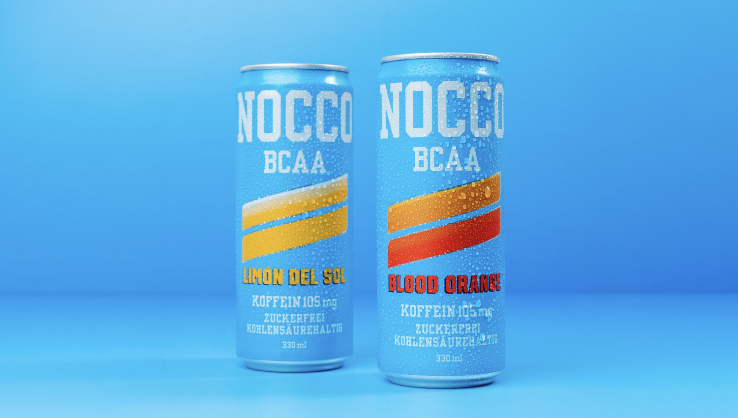 Zwei NOCCO BCAA Getränkedosen in Limon Del Sol und Blood Orange auf blauem Hintergrund.